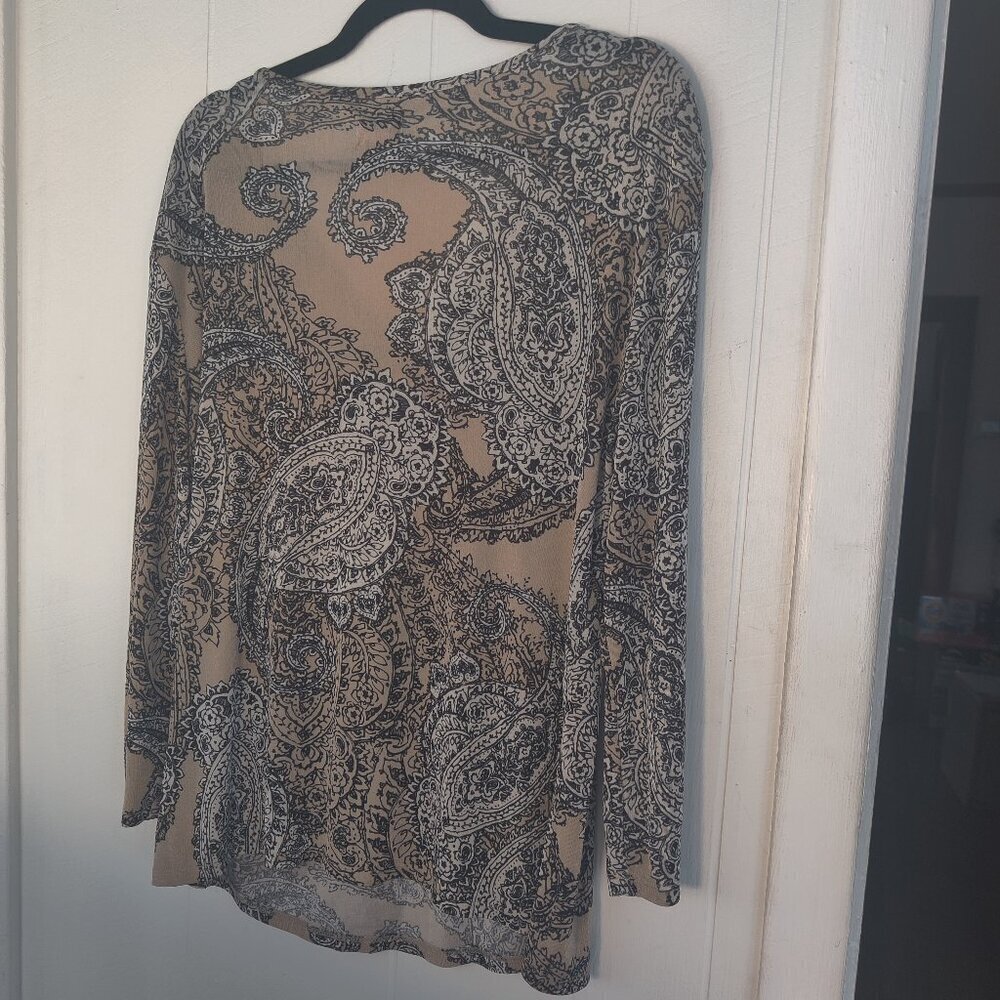 Jaclyn Smith top in tan, black and white paisley, long sleeve and longer length. - Picture 4 of 5